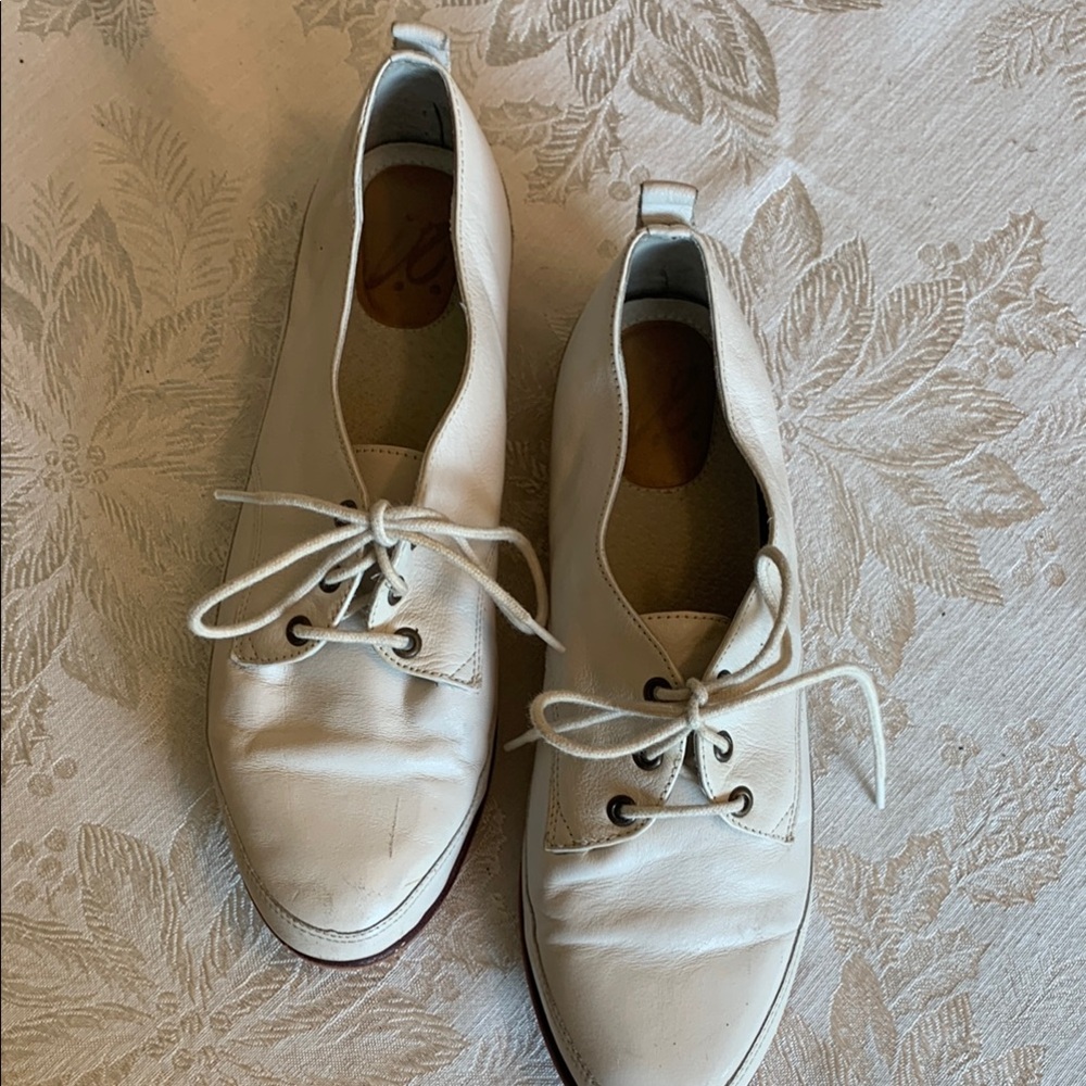 White Leather Flats with Classic Lace-Up Design